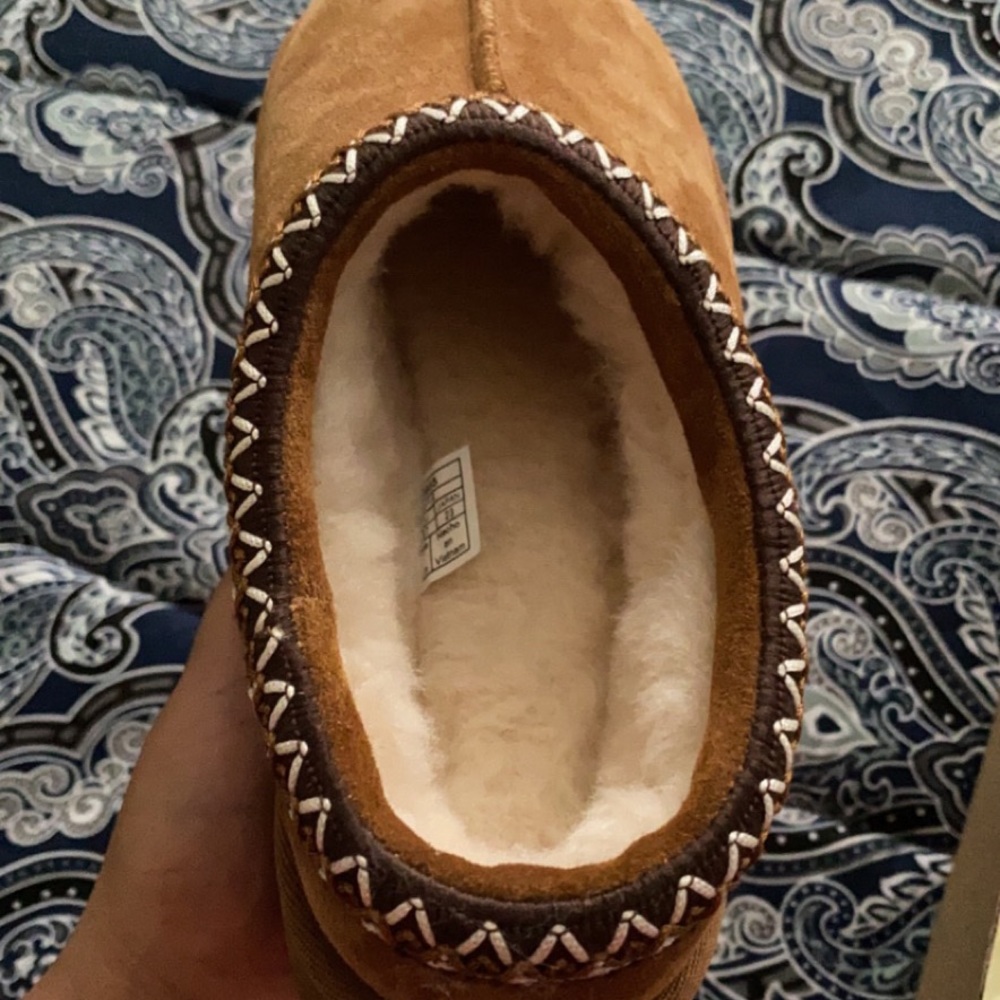 UGGS - Picture 3 of 6